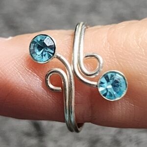 Elegant Silvertone and Blue Gemstone Toe Ring